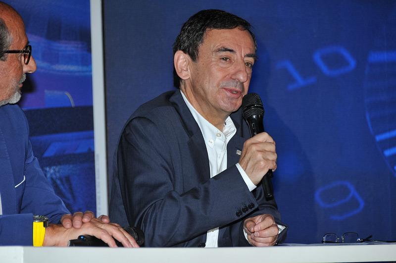 記者会見を行なうACO CEO ピエール・フィヨン氏