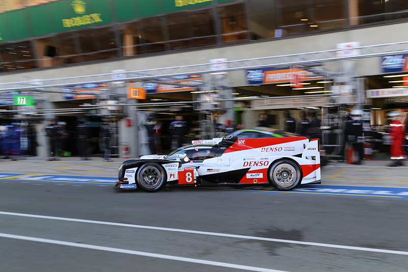 ポールポジションからスタートする8号車 トヨタ TS050-HYBRID（セバスチャン・ブエミ/フェルナンド・アロンソ/中嶋一貴組）も周回を重ねた