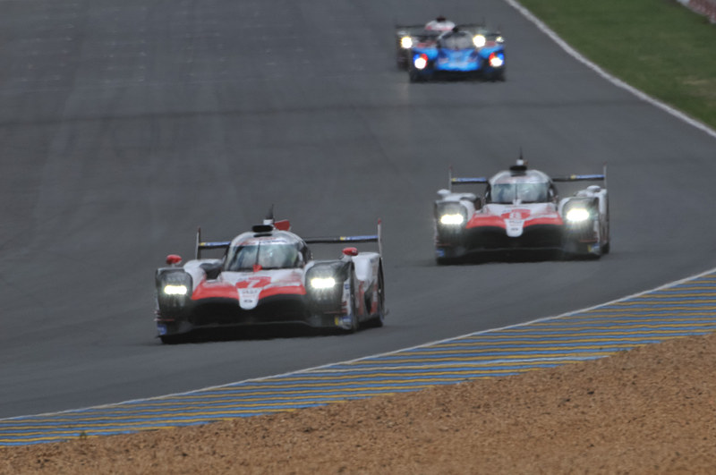 トップを編隊走行するトヨタの2台