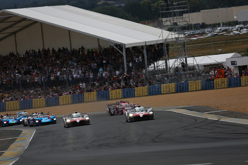 スタート直後のストレートで7号車 TS050-HYBRIDが、同じトヨタ 8号車を抜き先頭に