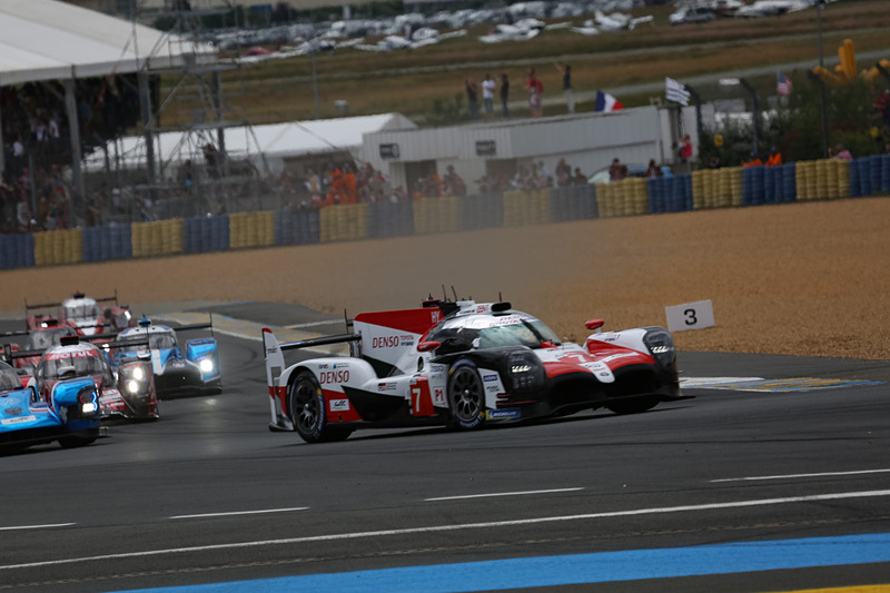 コースに戻ろうとする1号車の前に10号車が