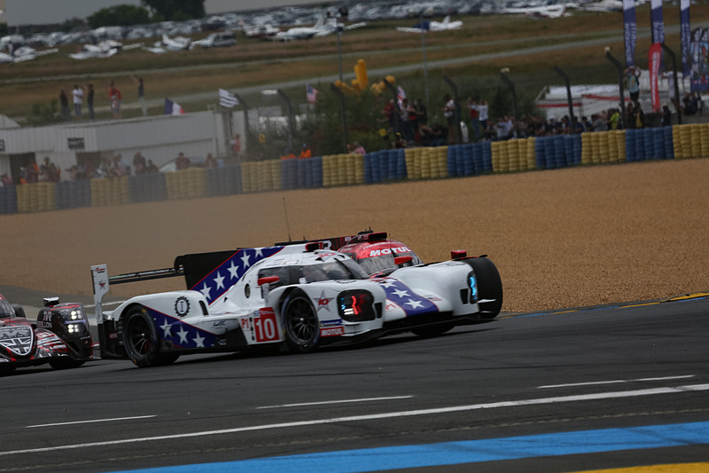 コースに戻ろうとする1号車の前に10号車が