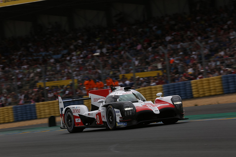 トヨタ 7号車と8号車は順位を入れ替えつつ、レースをリードしている