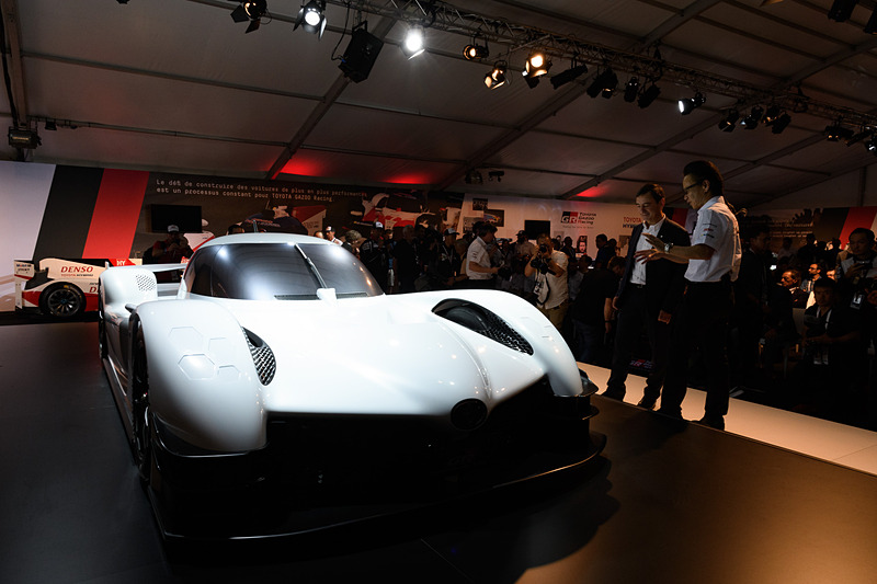 ACO CEO ピエール・フィヨン氏もTOYOTA GAZOO Racing記者会見に駆けつけ、友山氏とがっちり握手