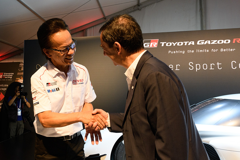 ACO CEO ピエール・フィヨン氏もTOYOTA GAZOO Racing記者会見に駆けつけ、友山氏とがっちり握手