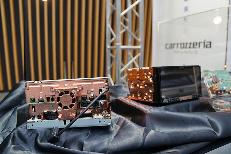 「サイバーナビ Xシリーズ AVIC-CZ902XS」に採用された銅メッキパーツを見ることができる