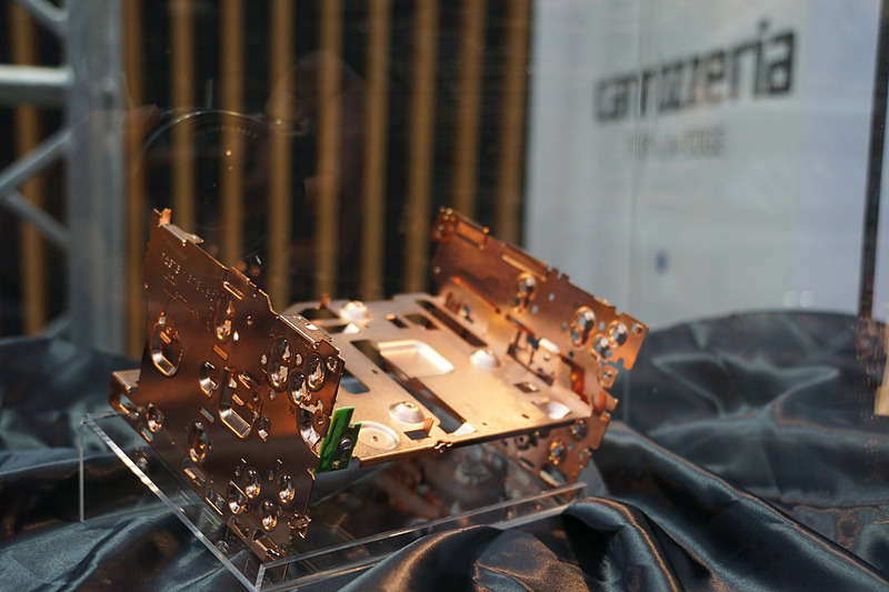 「サイバーナビ Xシリーズ AVIC-CZ902XS」に採用された銅メッキパーツを見ることができる