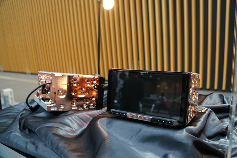 「サイバーナビ Xシリーズ AVIC-CZ902XS」に採用された銅メッキパーツを見ることができる