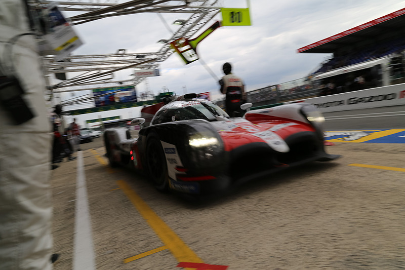 順調にピットストップをこなしていくトヨタチーム