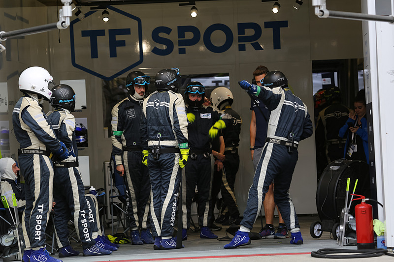 ピットストップの準備運動中か？