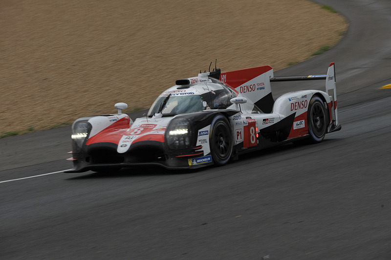 スタートから6時間が経過。トップを走る8号車 トヨタ TS050-HYBRID（セバスチャン・ブエミ/フェルナンド・アロンソ/中嶋一貴組、MI）