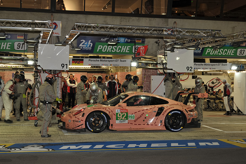 夜のピットイン作業中の92号車 ポルシェ 911 RSR（ミハエル・クリステンセン/ケビン・エストレ/ローレンス・ヴァンソール組、MI）