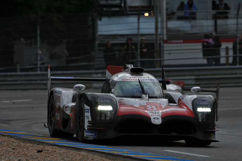 トップを走行する8号車 トヨタ TS050-HYBRID（セバスチャン・ブエミ/フェルナンド・アロンソ/中嶋一貴組、MI）。中嶋一貴選手がドライブ中