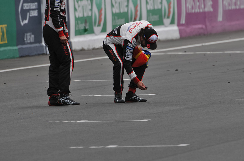 おもむろにコース上のゴムチップを拾うアロンソ選手