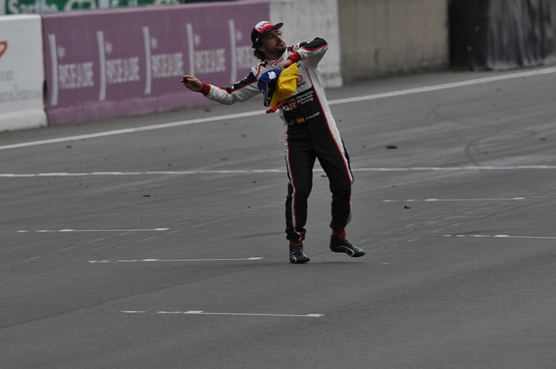 スタンドに向かってプレゼント