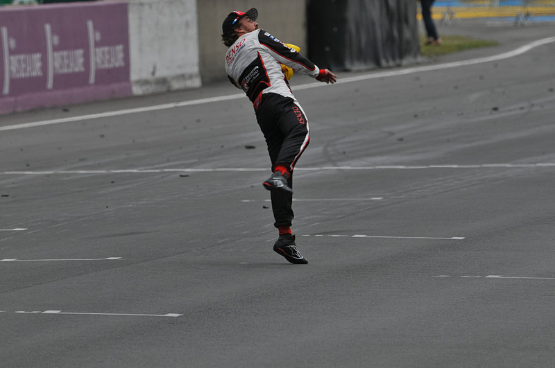 スタンドに向かってプレゼント