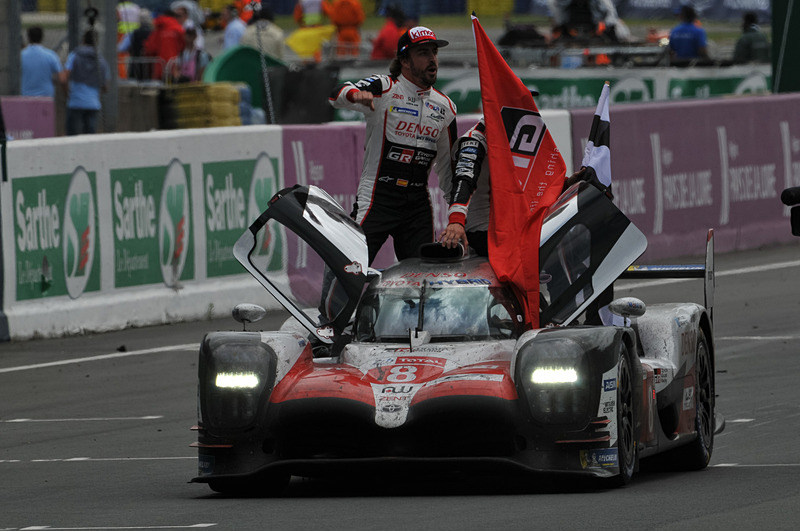 クルマに乗ってパレード開始