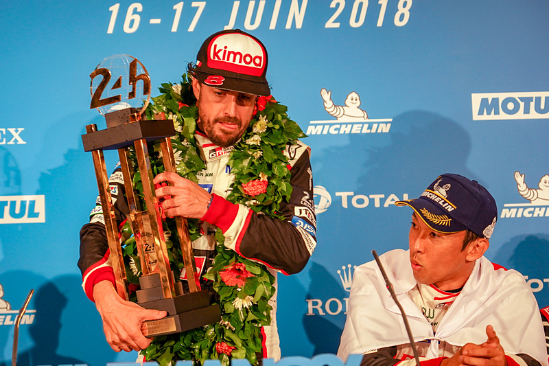 優勝トロフィーを抱えたまま記者会見席に座るフェルナンド・アロンソ選手