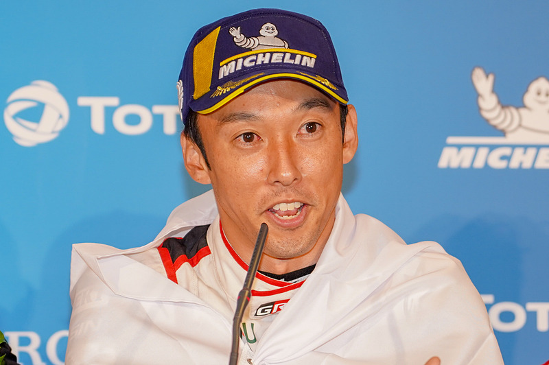 笑顔で質問に答える中嶋一貴選手