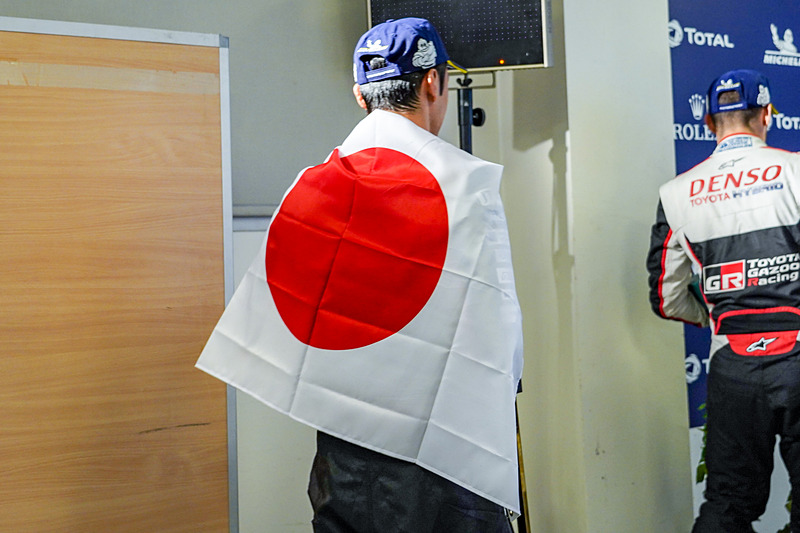 記者会見に日の丸に身を包んで参加した中嶋一貴選手