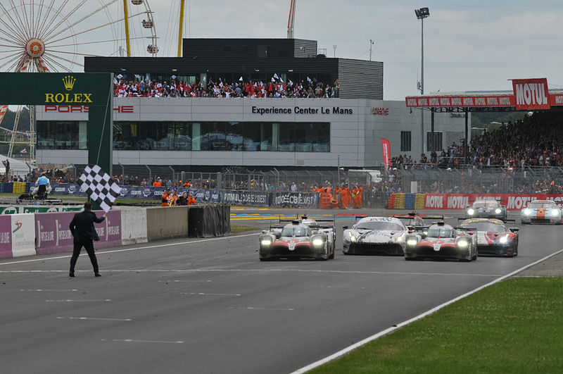 トヨタ 8号車を先頭にゴール