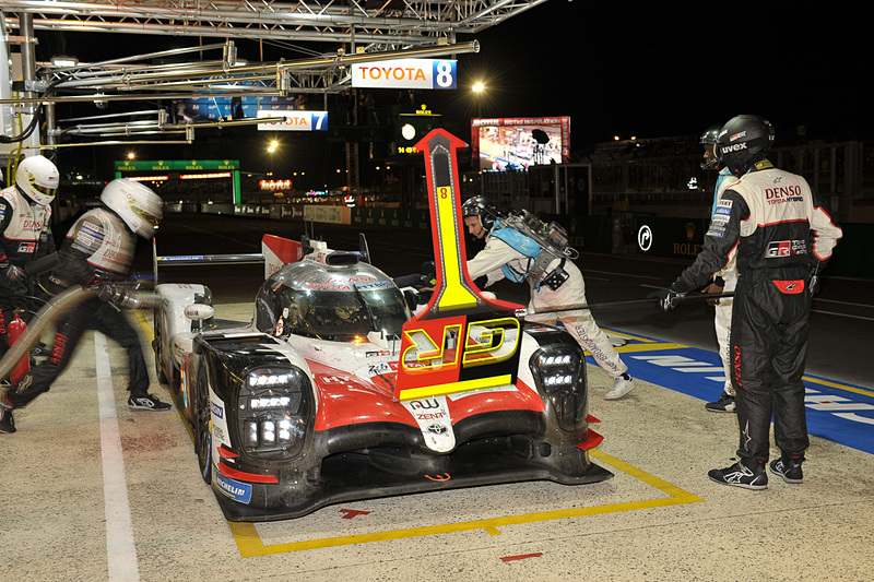 夜のピットを着実にこなしていくトヨタ 8号車