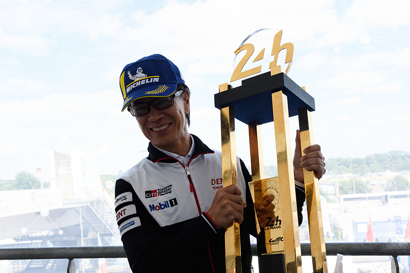 トロフィーを持つトヨタ自動車株式会社 副社長 兼 GAZOO Racing Company プレジデント 友山茂樹氏。昨年負けた際は、豊田社長にA4 5枚の反省文を提出したが、初勝利を勝ち取った今年はどのような報告をするのだろうか？