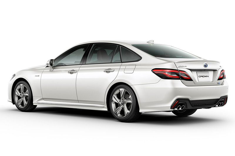 新型クラウン。ボディサイズは4910×1800×1455mm（全長×全幅×全高。4WD車の全高は1465mm）で、ホイールベースは2920mm。車両重量は1690kg～1900kg