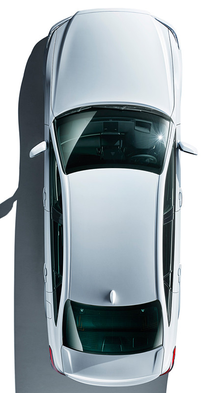 新型クラウン。ボディサイズは4910×1800×1455mm（全長×全幅×全高。4WD車の全高は1465mm）で、ホイールベースは2920mm。車両重量は1690kg～1900kg