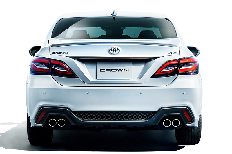 新型クラウン。ボディサイズは4910×1800×1455mm（全長×全幅×全高。4WD車の全高は1465mm）で、ホイールベースは2920mm。車両重量は1690kg～1900kg