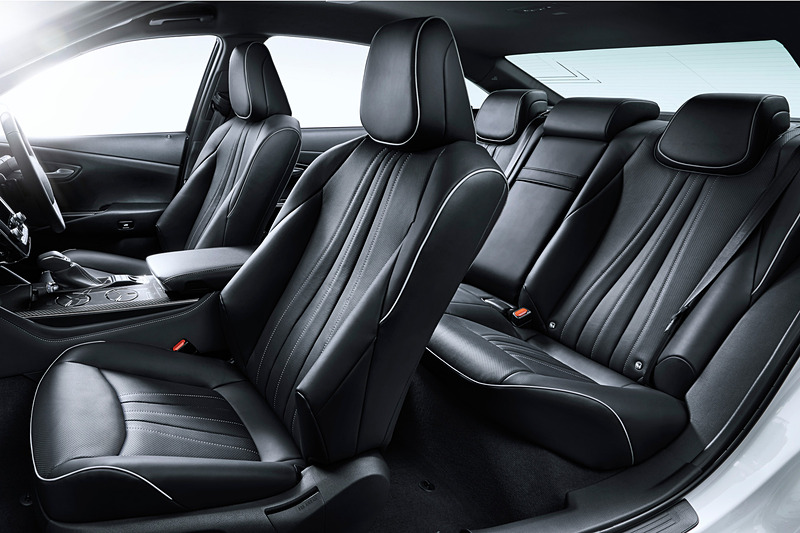 2.0リッターターボの「RS Advance」のインテリア。日本人の体格に合わせて座面形状を最適化したシートを採用