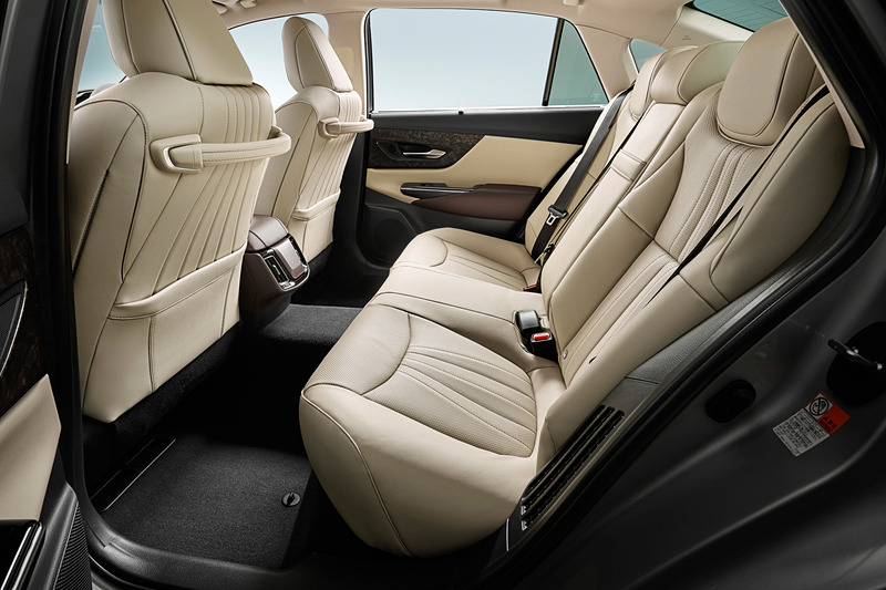 フロントシート下の足入れスペースを拡大してリアシートの居住性を向上。写真の「G-Executive」では「3席独立エアコン」「ドアLED照明」なども装備している