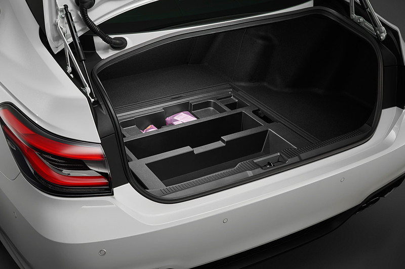 2.0リッターターボ車のトランク。フロア下にサブトランクとなる「ラゲージボックス」が用意される