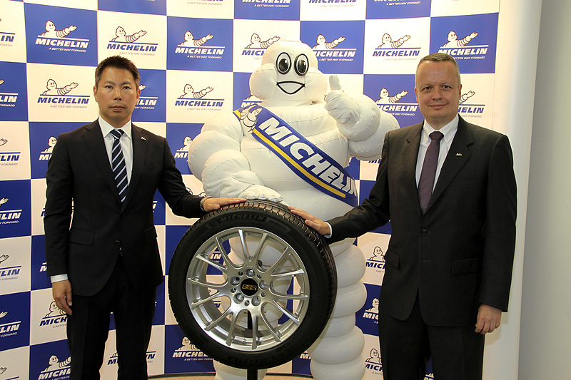 新プレミアムコンフォートタイヤ「プライマシー 4」の発表会に出席した日本ミシュランタイヤ株式会社 代表取締役社長のポール・ペリニオ氏（右）、商用車タイヤ事業部 マーケティング部 ブランド戦略マネージャーの大河内昌紀氏（左）