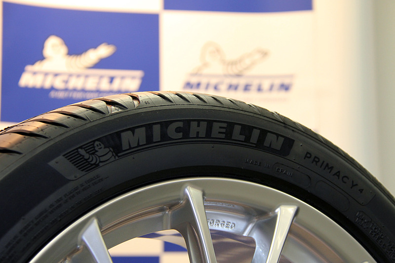 プライマシー 4では排水性能に優れる新溝形状を採用して濡れた路面での排水性能を向上。低燃費性能とウェットブレーキング性能を両立した新配合コンパウンドも採用した