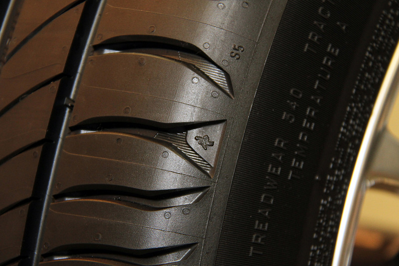 18インチ以上のタイヤにはコントラストが鮮明な「プレミアムタッチデザイン」を採用するとともに、スリップサインをより見つけやすいようにミシュランマンとミシュランロゴが用いられる