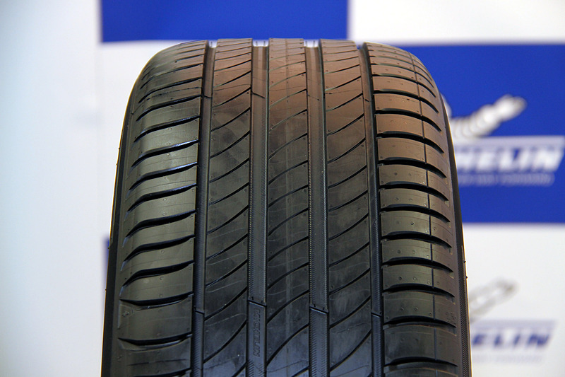 プライマシーシリーズの第4世代にあたるプライマシー 4は左右非対称パターンを採用。左がアウト側、右がイン側