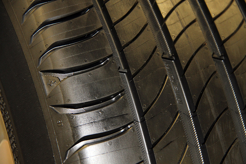 18インチ以上のタイヤにはコントラストが鮮明な「プレミアムタッチデザイン」を採用するとともに、スリップサインをより見つけやすいようにミシュランマンとミシュランロゴが用いられる