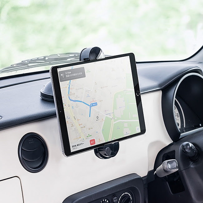 「iPhone」「iPad」など各種スマートフォンやタブレットに対応する車載ホルダー。写真はダッシュボード用「200-CAR052」