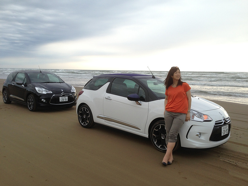 石川県の「千里浜なぎさドライブウェイ」にDS 3を並べてパチリ。波打ち際までクルマが入れる場所ってなかなかないですよね。夏には海水浴場にもなるそうです