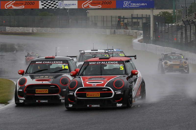 リバースグリッドスタートとなった第3戦は大雨だったが、3位でフィニッシュ。初めてのお立ち台となった