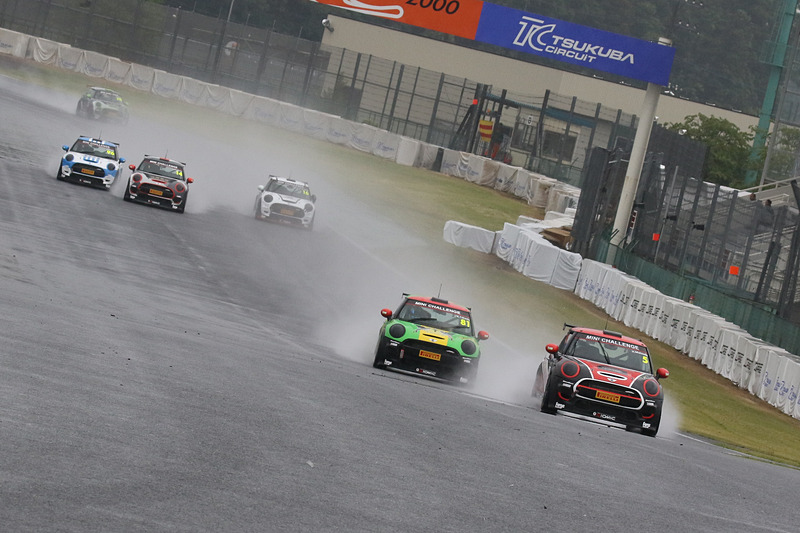 リバースグリッドスタートとなった第3戦は大雨だったが、3位でフィニッシュ。初めてのお立ち台となった