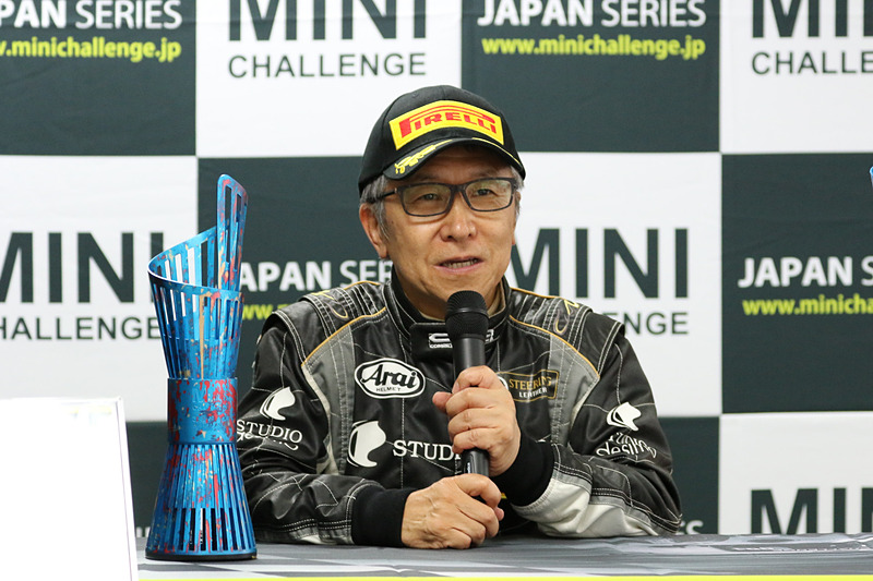 リバースグリッドスタートとなった第3戦は大雨だったが、3位でフィニッシュ。初めてのお立ち台となった