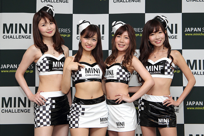 MINI CHALLENGEのキャンギャルがレースに華を添えてくれる