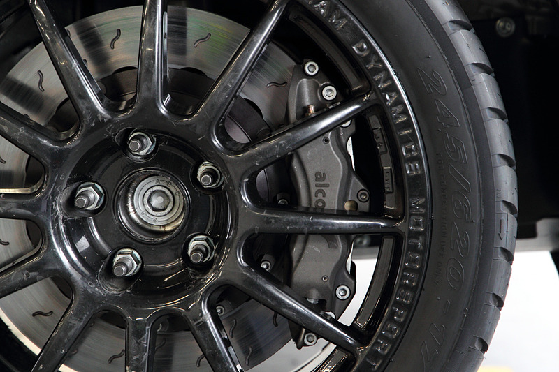 松田秀士氏がドライバーを務める5号車の外観。タイヤはピレリのワンメイク