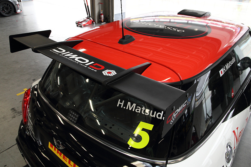 松田秀士氏がドライバーを務める5号車の外観。タイヤはピレリのワンメイク