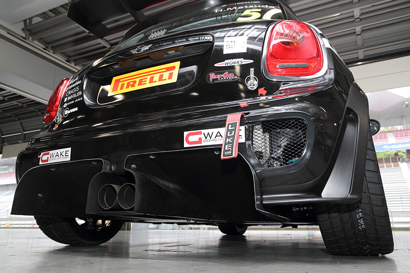 松田秀士氏がドライバーを務める5号車の外観。タイヤはピレリのワンメイク