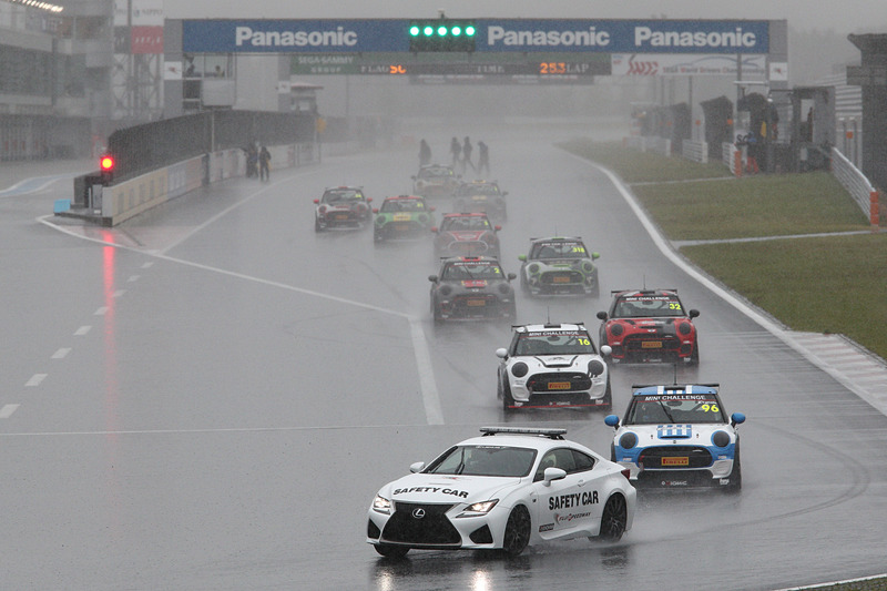 予選の結果、ポールポジションは96号車の山田遼選手が獲得。2位は16号車の一條拳吾選手、3位は32号車の村田信博選手となった。本戦では激しい雨が降り、赤旗中断になったため決勝レースの結果は予選結果がそのまま反映される形に