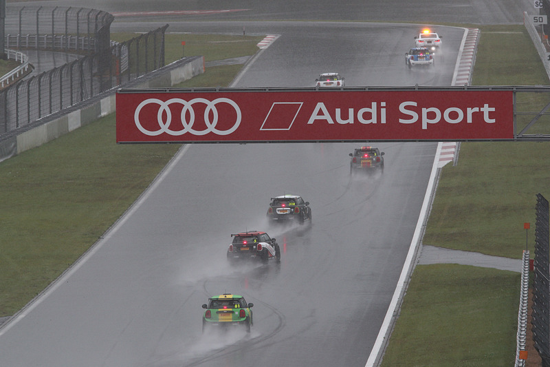 予選の結果、ポールポジションは96号車の山田遼選手が獲得。2位は16号車の一條拳吾選手、3位は32号車の村田信博選手となった。本戦では激しい雨が降り、赤旗中断になったため決勝レースの結果は予選結果がそのまま反映される形に