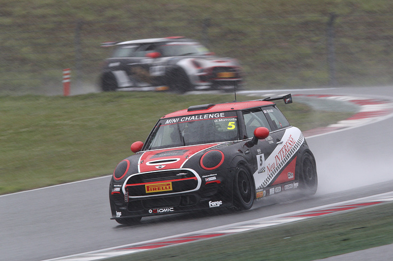 予選の結果、ポールポジションは96号車の山田遼選手が獲得。2位は16号車の一條拳吾選手、3位は32号車の村田信博選手となった。本戦では激しい雨が降り、赤旗中断になったため決勝レースの結果は予選結果がそのまま反映される形に